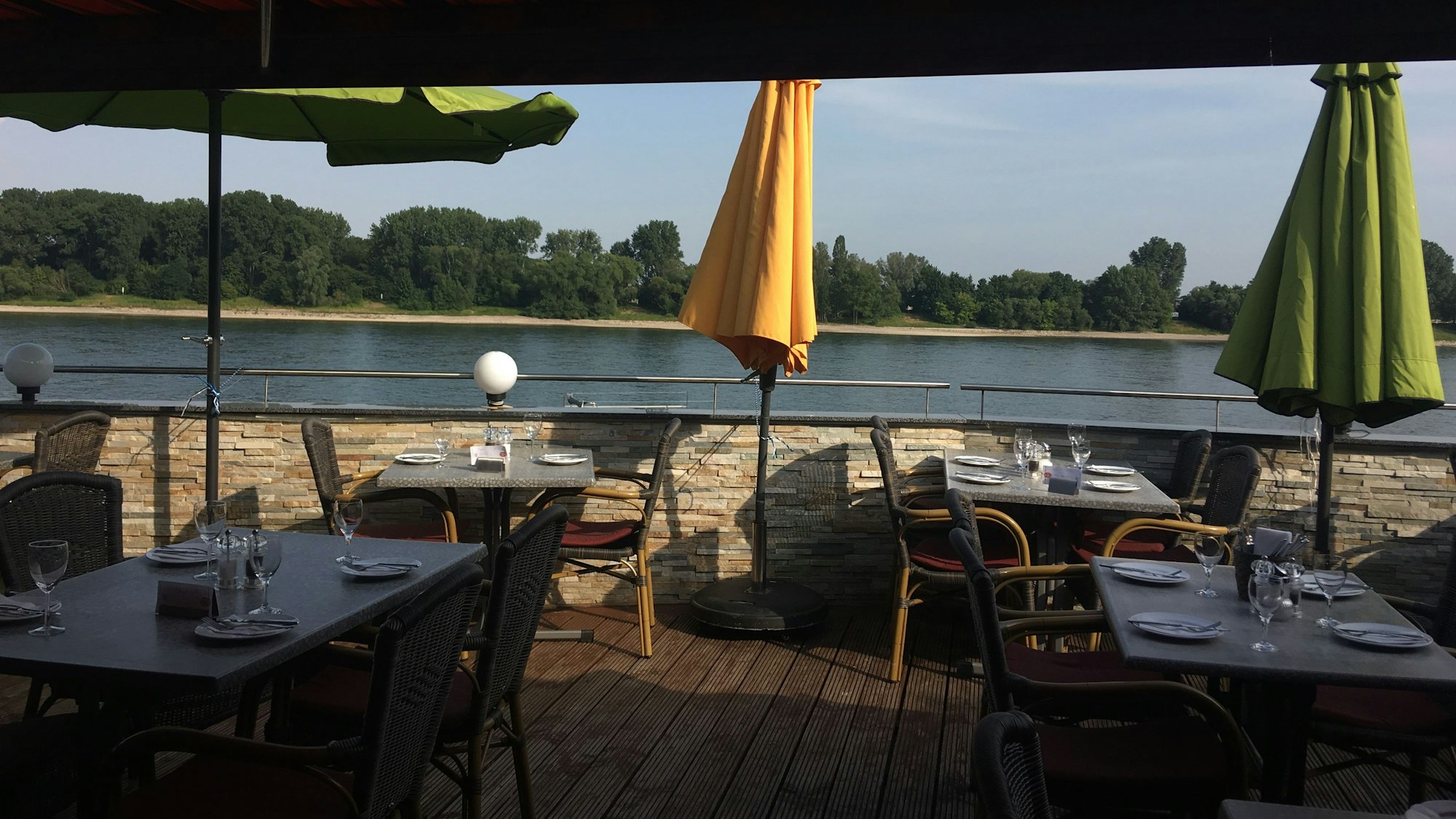 Ein Restaurant in Sürth mit Blick auf den Rhein.