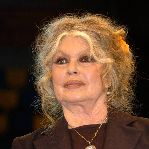 Die Schauspielerin Brigitte Bardot schaut bei einem Fototermin.