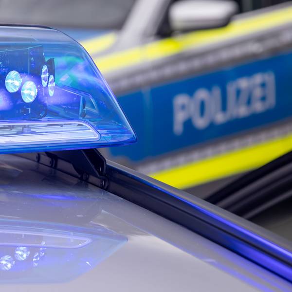 Ein Blaulicht auf dem Dach eines Polizeifahrzeugs