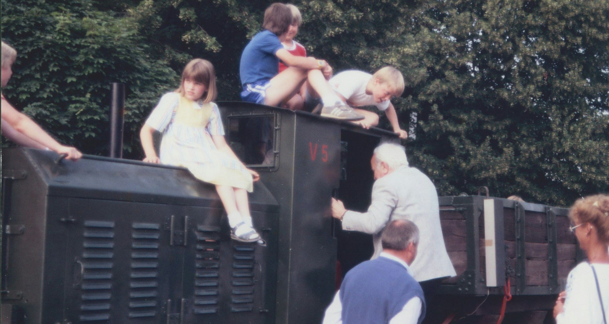 Am alten Platz war die Lok noch schwarz lackiert und konnte sogar erklettert werden. Hier ein Bild der Einweihung im Juli 1987