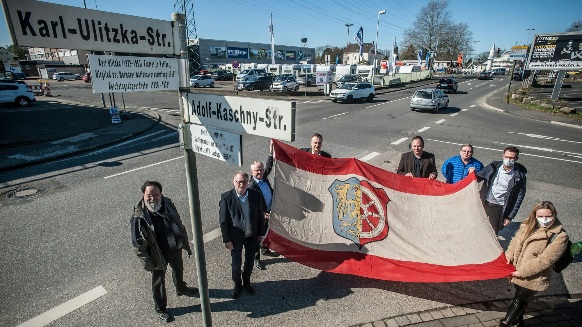20 Jahre Städtepartnerschaft mit Ratibor: Zusatzschilder werden enthüllt an der Kreuzung Karl-Ulitzka- / Adolf-Kaschny-Straße.