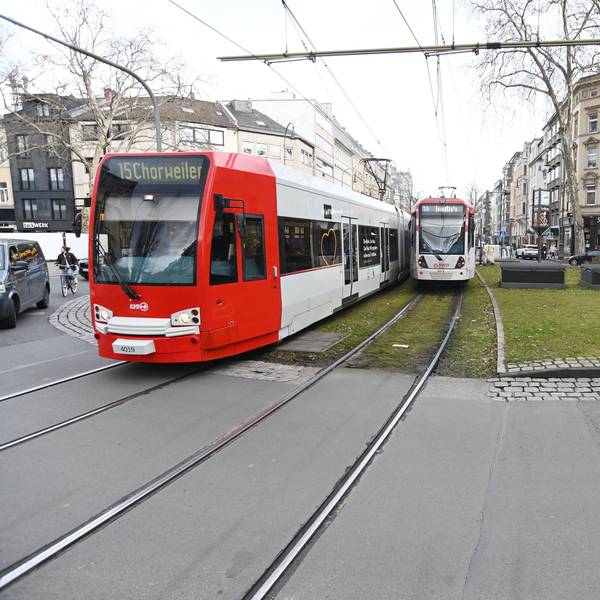 28.02.2025 Köln. Auf dem Kreisverkehr am Chlodwigplatz sollen immer wieder Fahrzeuge der Kölner Verkehrsbetriebe (KVB) parken. Während die KVB sagt, dass dort auf dem Rasen nur im Einsatzfall Autos abgestellt werden, berichten Anwohner, dass Mitarbeitende auch während ihrer Pausen dort parken würden. Foto: Alexander Schwaiger