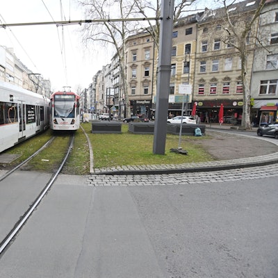 28.02.2025 Köln. Auf dem Kreisverkehr am Chlodwigplatz sollen immer wieder Fahrzeuge der Kölner Verkehrsbetriebe (KVB) parken. Während die KVB sagt, dass dort auf dem Rasen nur im Einsatzfall Autos abgestellt werden, berichten Anwohner, dass Mitarbeitende auch während ihrer Pausen dort parken würden. Foto: Alexander Schwaiger