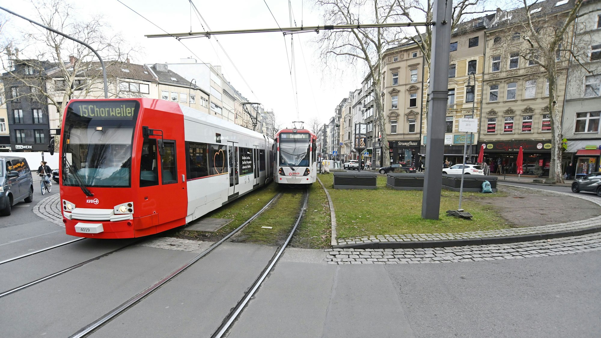 28.02.2025 Köln. Auf dem Kreisverkehr am Chlodwigplatz sollen immer wieder Fahrzeuge der Kölner Verkehrsbetriebe (KVB) parken. Während die KVB sagt, dass dort auf dem Rasen nur im Einsatzfall Autos abgestellt werden, berichten Anwohner, dass Mitarbeitende auch während ihrer Pausen dort parken würden. Foto: Alexander Schwaiger