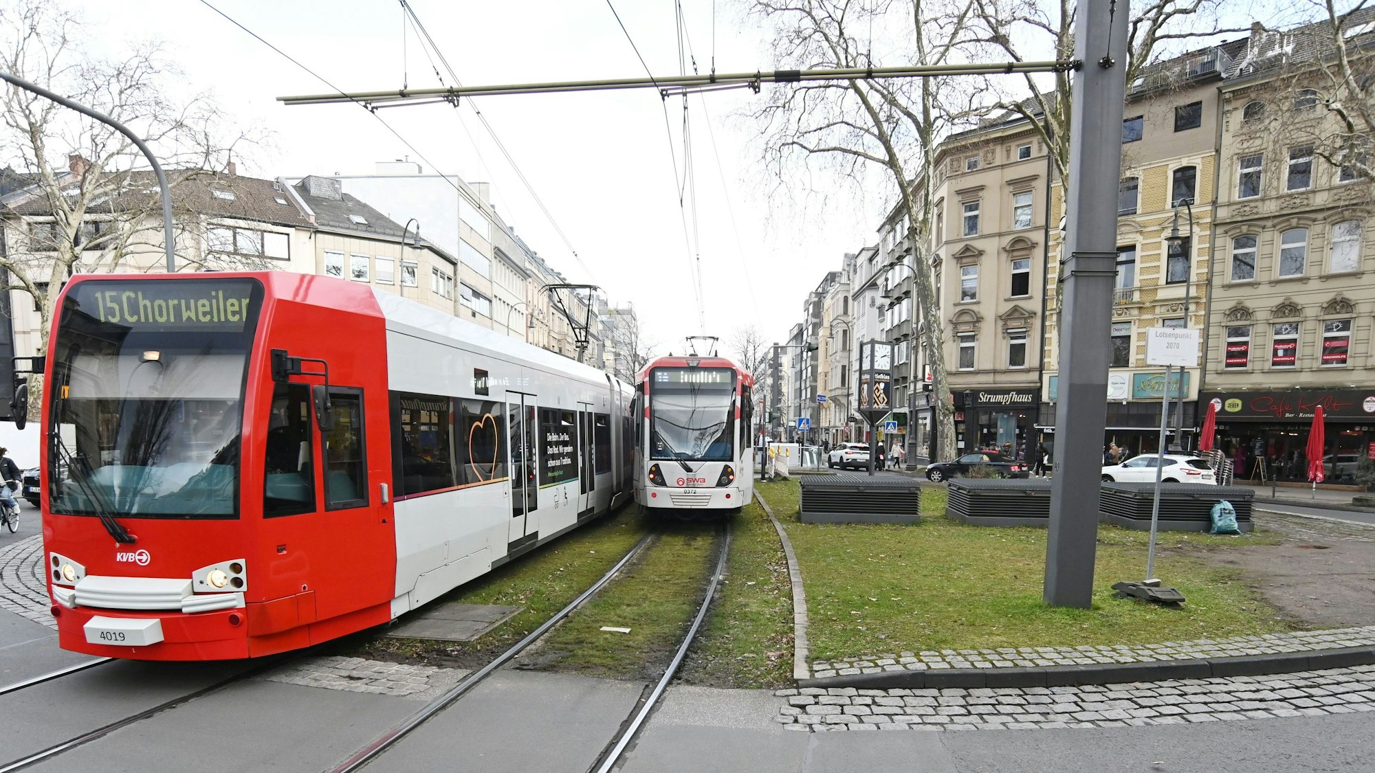28.02.2025 Köln. Auf dem Kreisverkehr am Chlodwigplatz sollen immer wieder Fahrzeuge der Kölner Verkehrsbetriebe (KVB) parken. Während die KVB sagt, dass dort auf dem Rasen nur im Einsatzfall Autos abgestellt werden, berichten Anwohner, dass Mitarbeitende auch während ihrer Pausen dort parken würden. Foto: Alexander Schwaiger