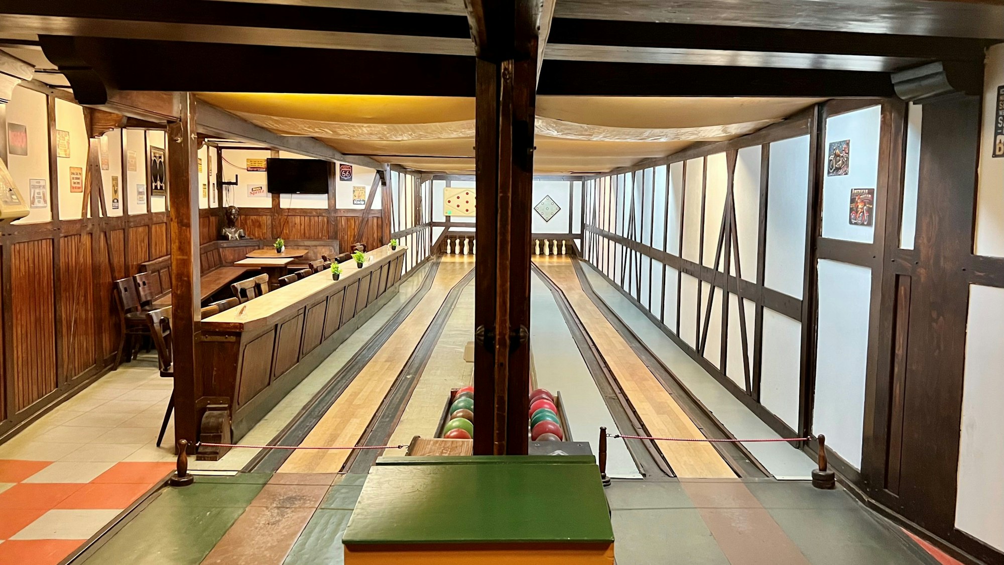 Eine absolute Rarität: gleich zwei Bundeskegelbahnen im Untergeschoss