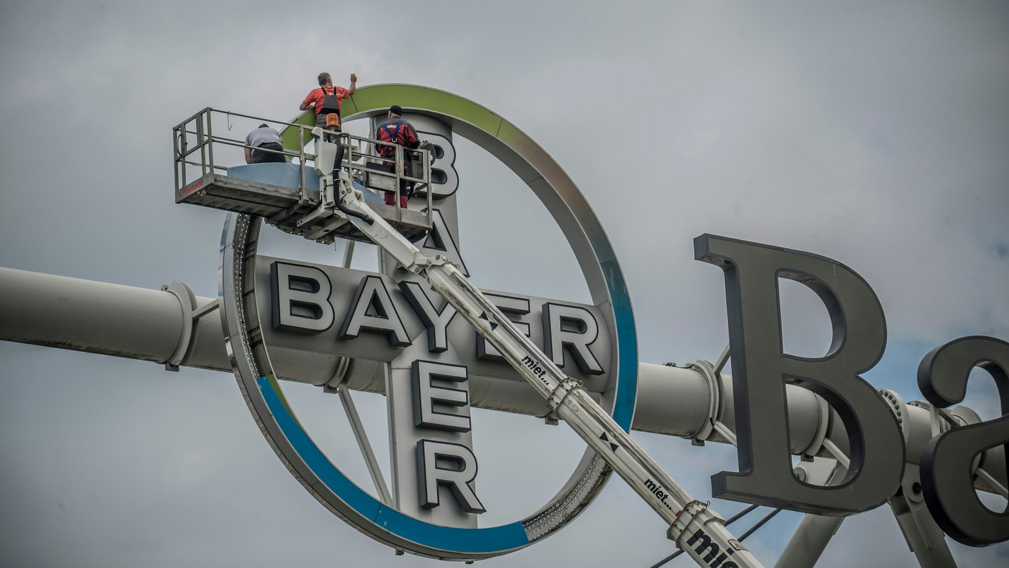 Bayerkreuz wird aufpoliert/ ausgewechselt zur Meisterschaft. Bild: Ralf Krieger