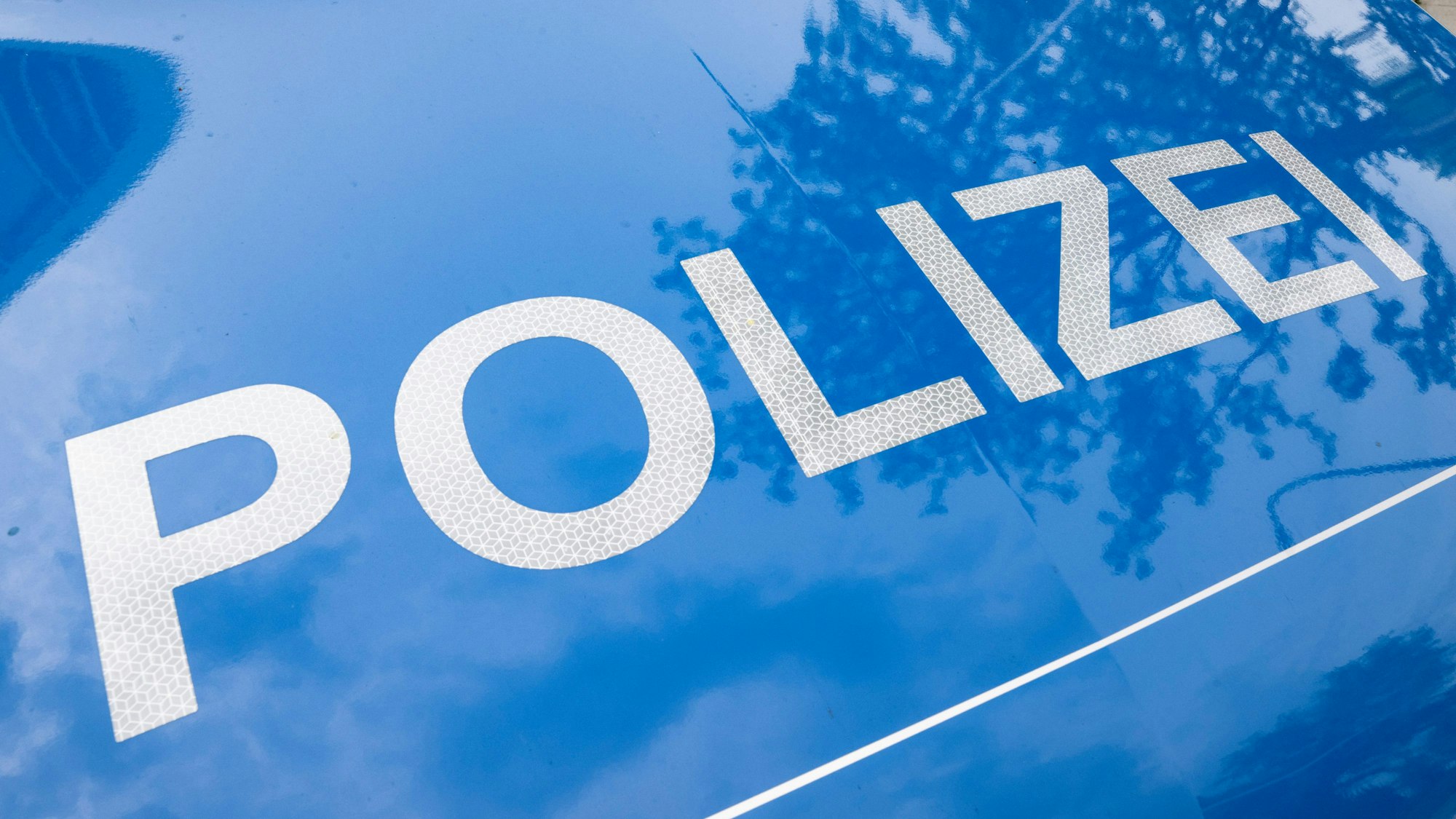 Das Foto zeigt einen Einsatzwagen mit der Aufschrift „Polizei“.