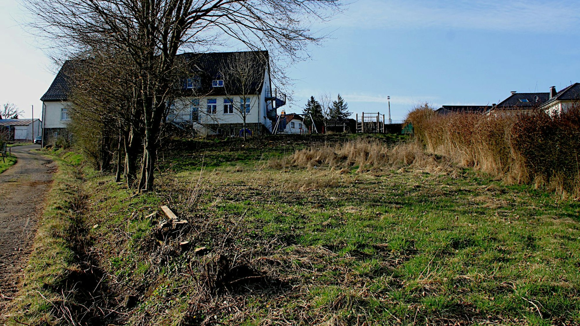 Im Vordergrund ist eine Wiese zu sehen, auf der der Generationengarten in Blankenheim-Ripsdorf entstehen soll.