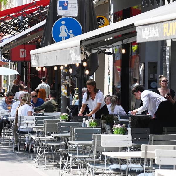 Cafés auf der Aachener Straße in Köln.