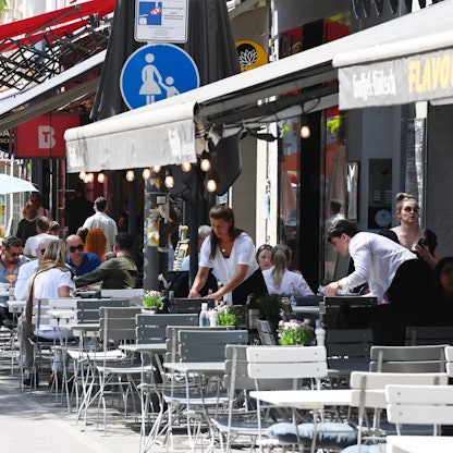Cafés auf der Aachener Straße in Köln.