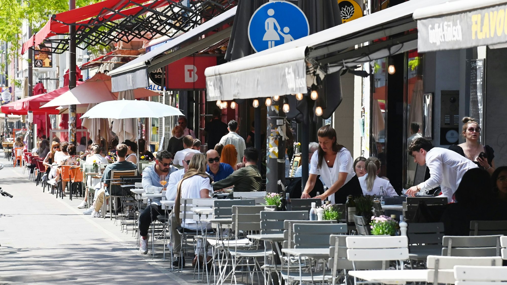 Cafés auf der Aachener Straße in Köln.