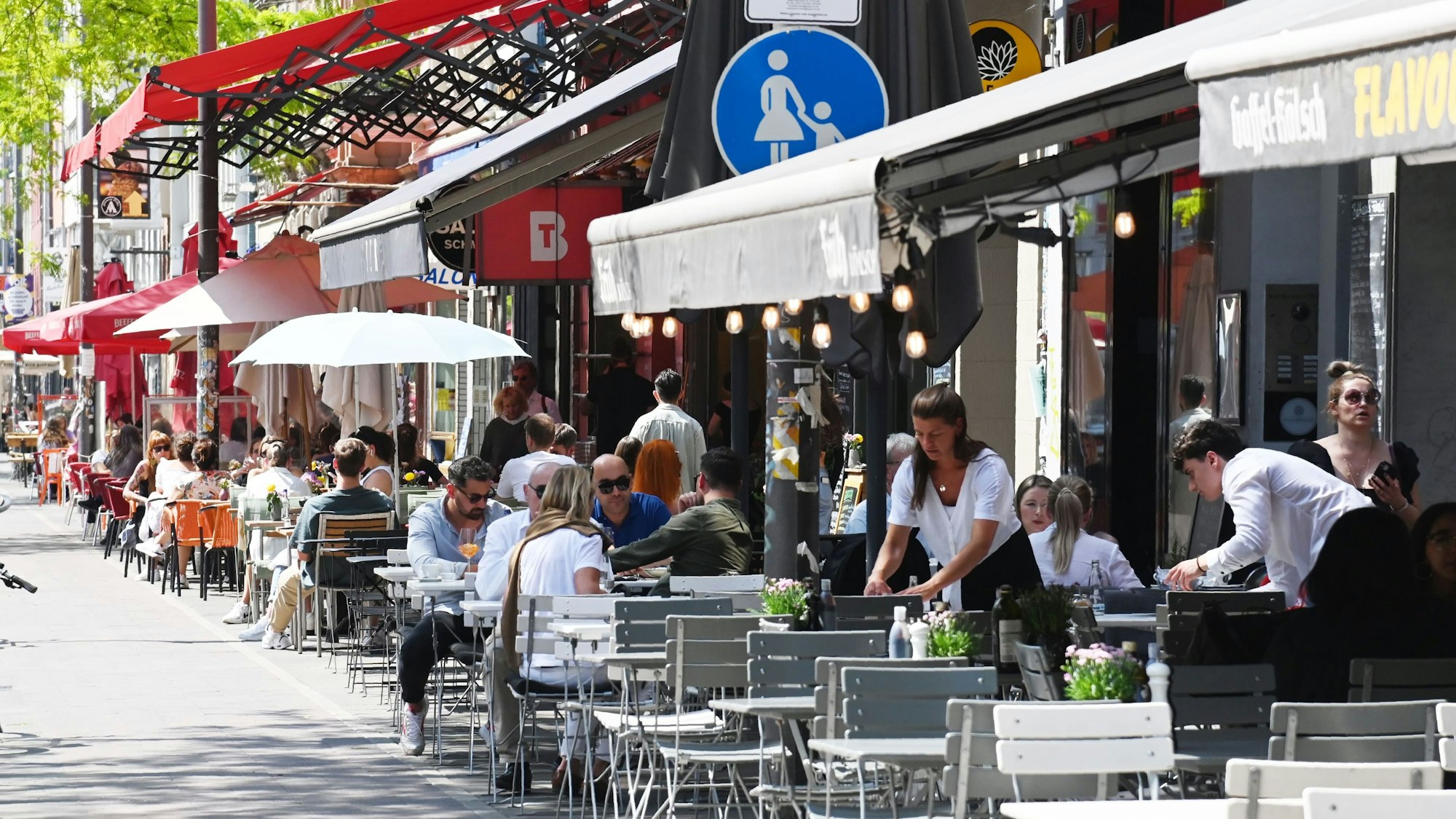 Außenplätze der Cafés auf der Aachener Straße in Köln.