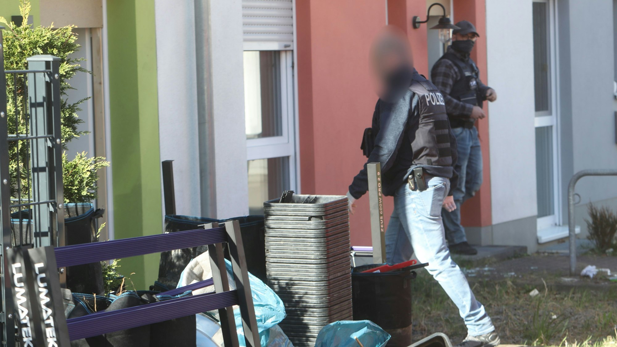 In einer Siedlung in Ostheim durchsuchte die Polizei mehrere Häuser auf Drogen.
