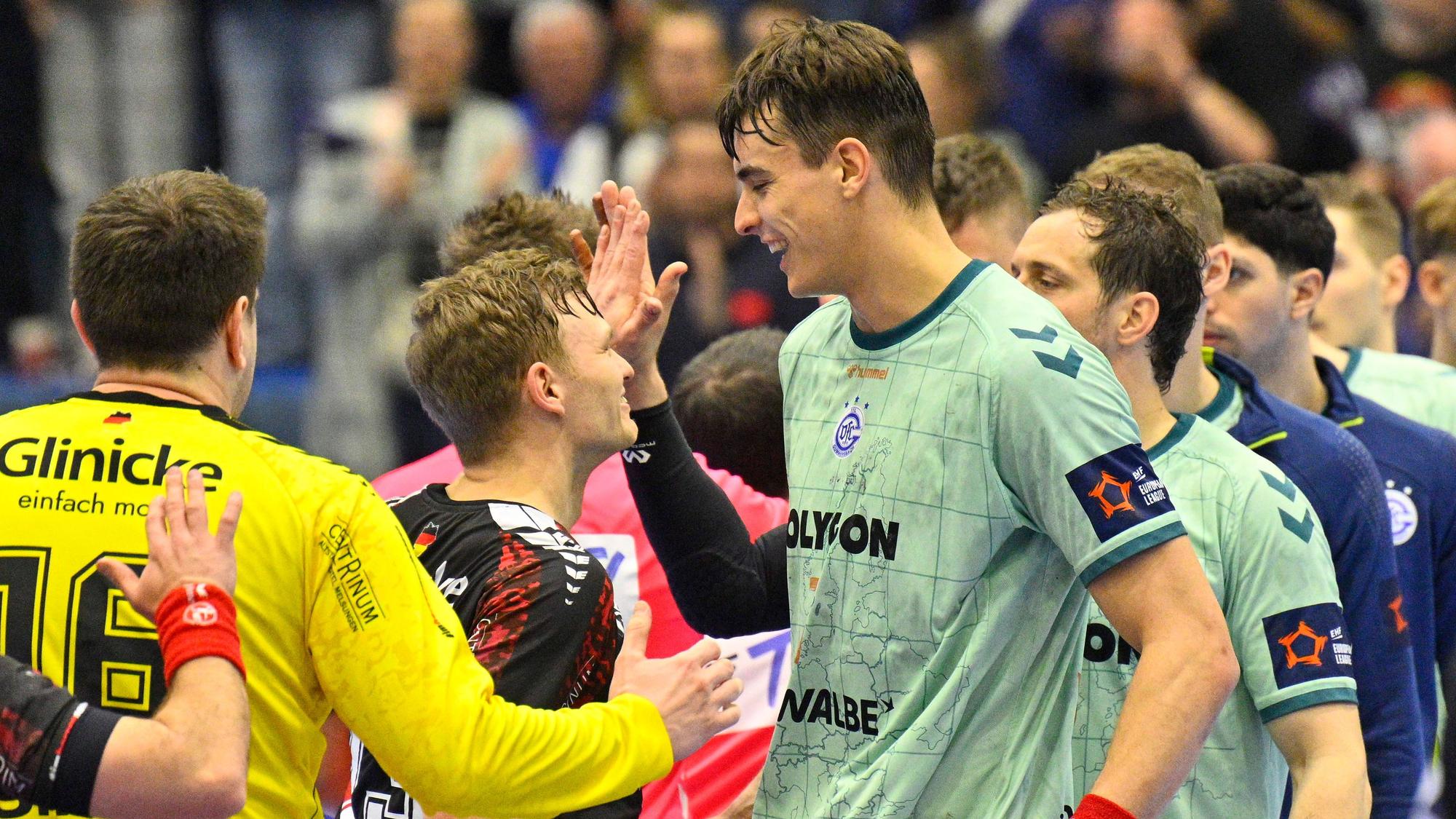 Die VfL-Handballer verabschieden nach ihrem Sieg die Spieler der MT Melsungen.