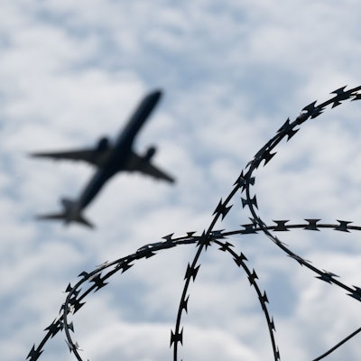 ARCHIV - 06.06.2024, Brandenburg, Schönefeld: Ein Flugzeug hebt am Flughafen BER hinter einem Zaun mit Natodraht ab. (zu dpa: «Nur noch 9 Gerichte in Bayern entscheiden über Abschiebehaft») Foto: Sebastian Gollnow/dpa +++ dpa-Bildfunk +++