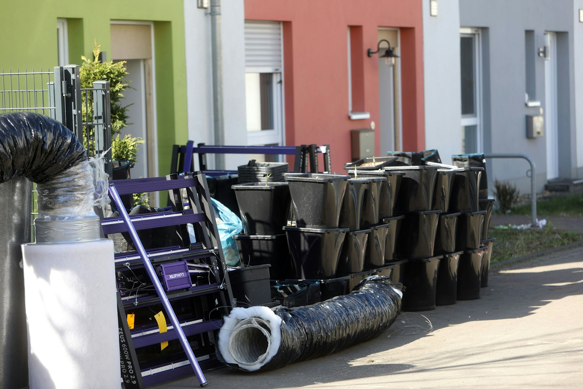 01.04.2025, Köln: Canabispflanzen, Lampen, Belüftungen und Bambusstäbe vor einem Haus. In einer Siedlung in Ostheim durchsuchte die Polizei mehrere Häuser auf Drogen. Foto: Arton Krasniqi