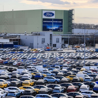 ARCHIV - 27.11.2024, Nordrhein-Westfalen, Köln: Neuwagen stehen vor dem Ford Verkauf einem Parkplatz. Zum geplanten Stellenabbau des Autobauers Ford in Köln werden in einer Betriebsversammlung am Vormittag Details bekanntgegeben. Mehrere Tausend Beschäftigte werden erwartet, die um ihre Jobs bangen. (zu dpa: «Warnstreiks bei Ford - IG Metall fordert Insolvenzschutz») Foto: Oliver Berg/dpa +++ dpa-Bildfunk +++