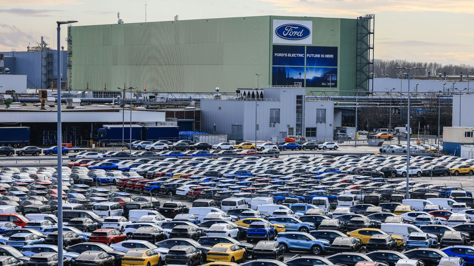 ARCHIV - 27.11.2024, Nordrhein-Westfalen, Köln: Neuwagen stehen vor dem Ford Verkauf einem Parkplatz. Zum geplanten Stellenabbau des Autobauers Ford in Köln werden in einer Betriebsversammlung am Vormittag Details bekanntgegeben. Mehrere Tausend Beschäftigte werden erwartet, die um ihre Jobs bangen. (zu dpa: «Warnstreiks bei Ford - IG Metall fordert Insolvenzschutz») Foto: Oliver Berg/dpa +++ dpa-Bildfunk +++