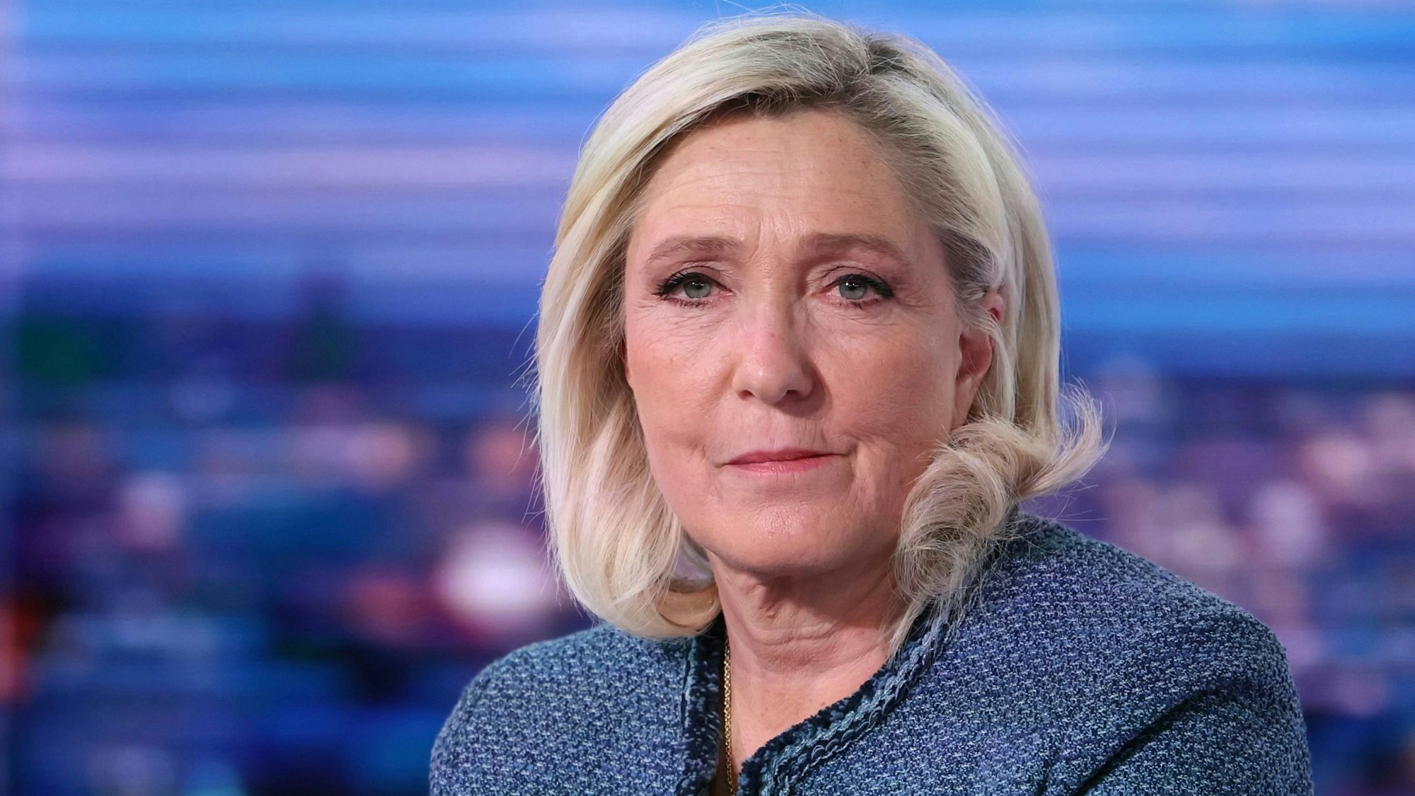 Marine Le Pen, Fraktionsvorsitzende der französischen rechtsextremen Partei Rassemblement National (RN), sitzt vor einem Interview in dem Studio der Abendnachrichten des französischen Fernsehsenders TF1.