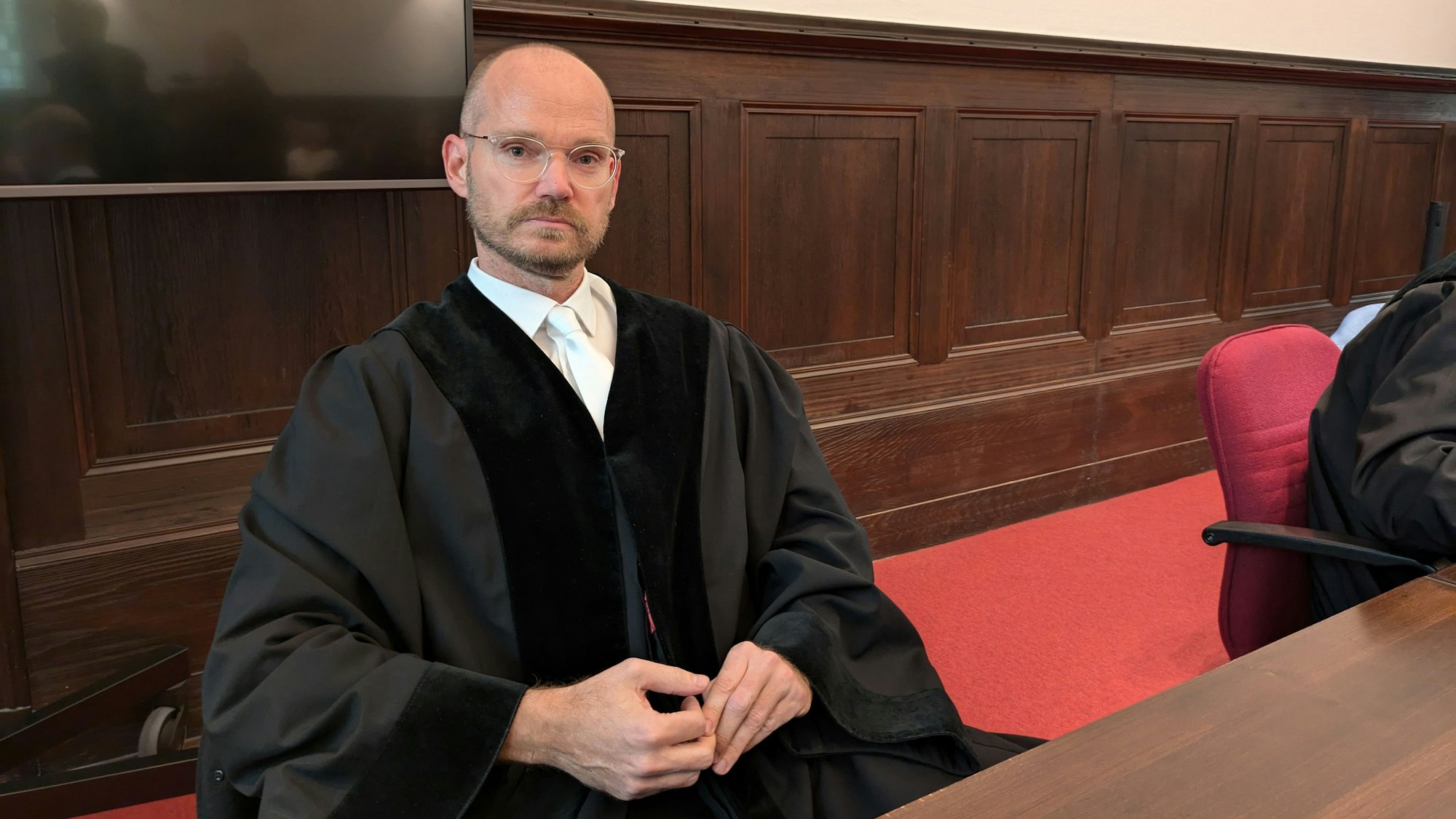 Das Bild zeigt Staatsanwalt Regh in seiner Robe im Gerichtssaal.