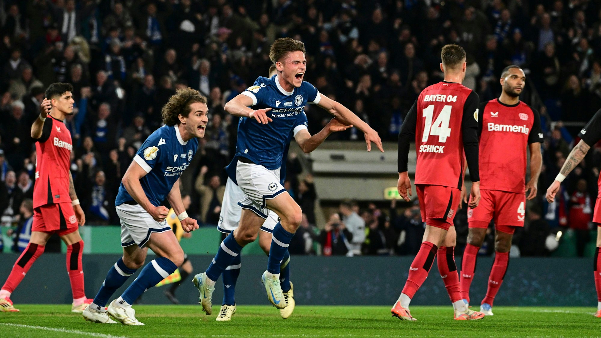 Torjubel zum 2:1 durch Maximilian Grosser 19 Arminia Bielefeld, Arminia Bielefeld vs. Bayer 04 Leverkusen, DFB-Pokal, Halbfinale, 01.04.2025 DFB regulations prohibit any use of photographs as image sequences and/or quasi-video Bielefeld Nordrhein-Westfalen Deutschland *** Goal celebration for 2 1 by Maximilian Grosser 19 Arminia Bielefeld , Arminia Bielefeld vs Bayer 04 Leverkusen, DFB Pokal, Semifinal, 01 04 2025 DFB regulations prohibit any use of photographs as image sequences and or quasi video Bielefeld Nordrhein Westfalen Germany Copyright: xkolbert-press/MarcxNiemeyerx
