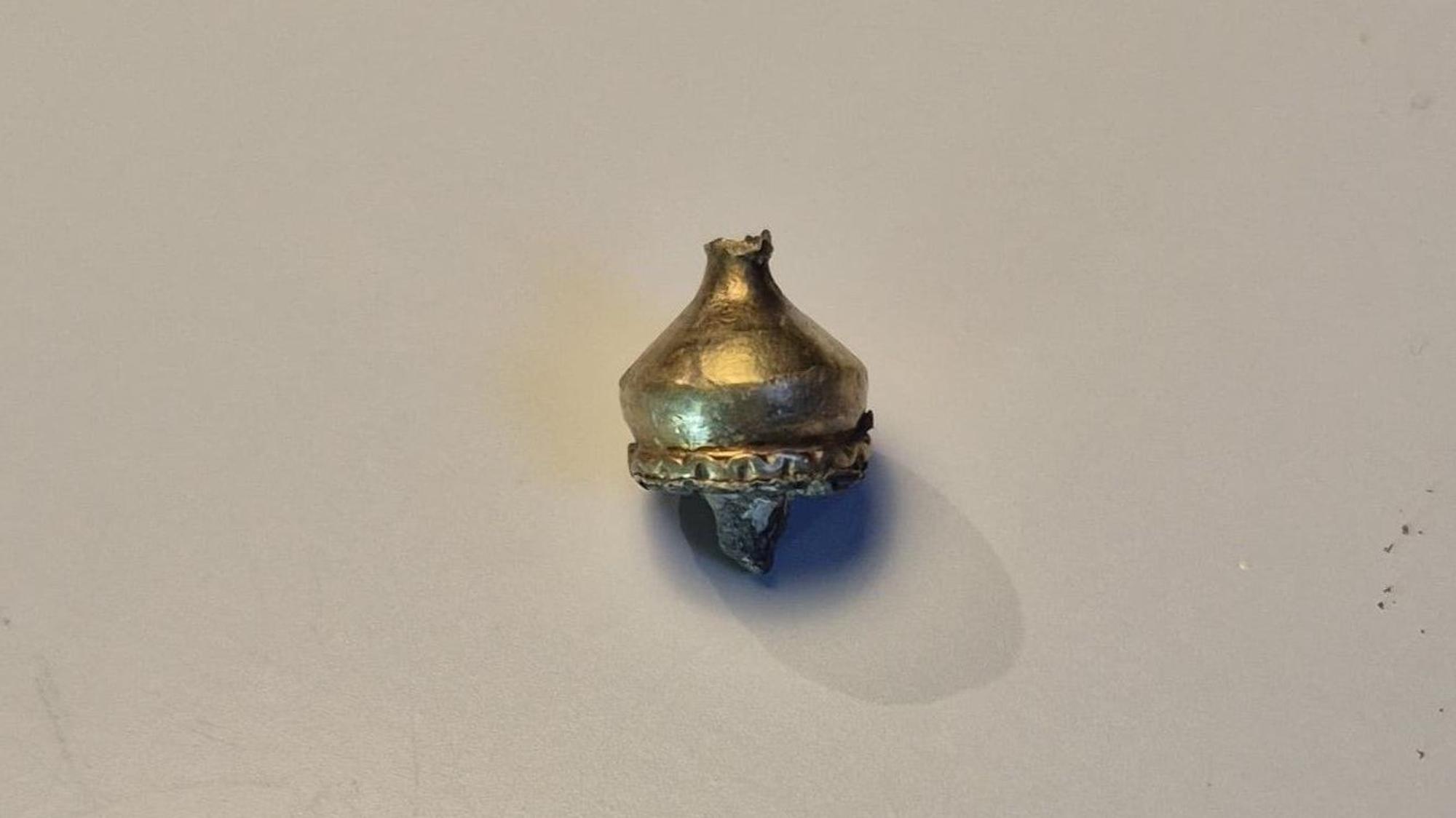 Das Teil einer Zwiebelknopffibel, das der „German Treasure Hunter“ auf dem Feld im Kreis Düren gefunden hat.