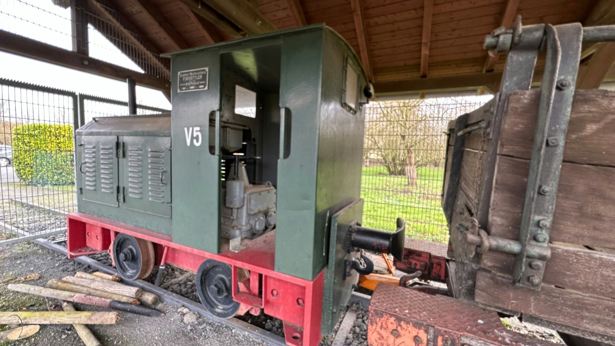 Die Lokomotive „V5“ mit ihrem Anhänger steht zurzeit noch an der Niederpleiser Mühle in Sankt Augustin.