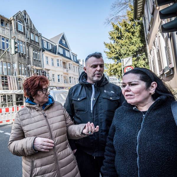 Sie brauchen neue Wohnungen: Bewohner des Hauses Düsseldorfer Straße Nummer. 5: Sada Aburabi, Michael und Aspasia Penlidis (von links).
