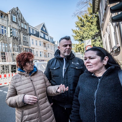 Sie brauchen neue Wohnungen: Bewohner des Hauses Düsseldorfer Straße Nummer. 5: Sada Aburabi, Michael und Aspasia Penlidis (von links).