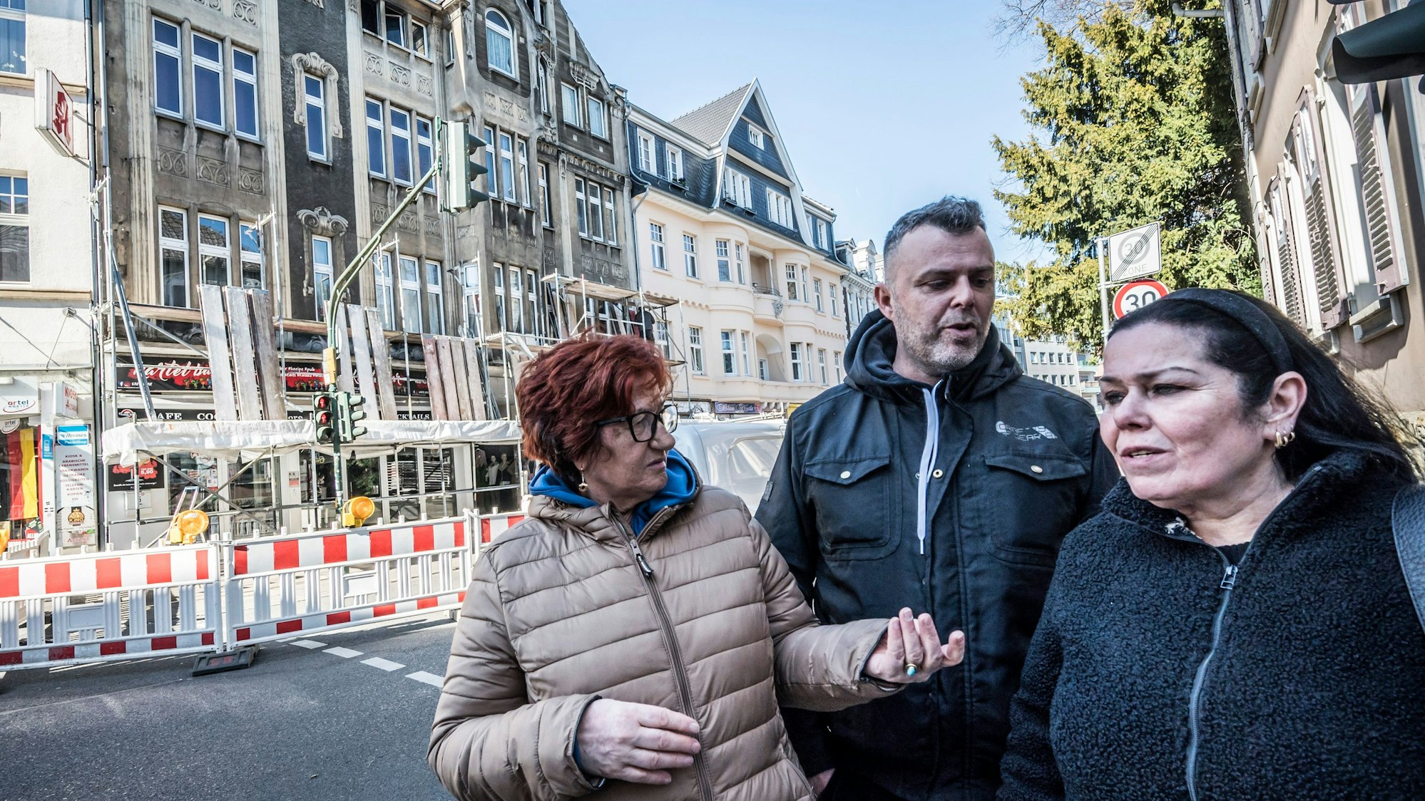 Sie brauchen neue Wohnungen: Bewohner des Hauses Düsseldorfer Straße Nummer. 5: Sada Aburabi, Michael und Aspasia Penlidis (von links).