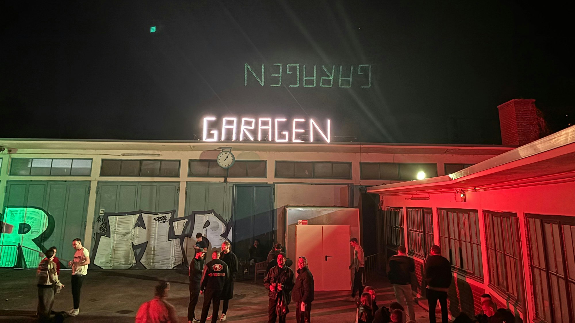 Beleuchteter Schriftzug Garagen