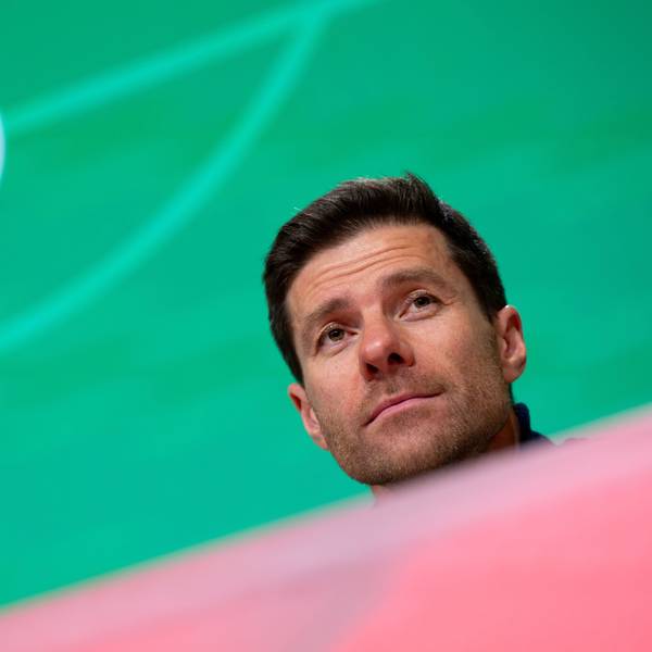 Verträumter Blick bei Xabi Alonso. Der Bayer-Star-Trainer will mit seiner Werkself abermals in DFB-Pokalfinale einziehen. Ob er von einem am Teamhotel gezündeten Feuerwerk in der Nacht vor dem Spiel geweckt wurde, ist nicht übermittelt.