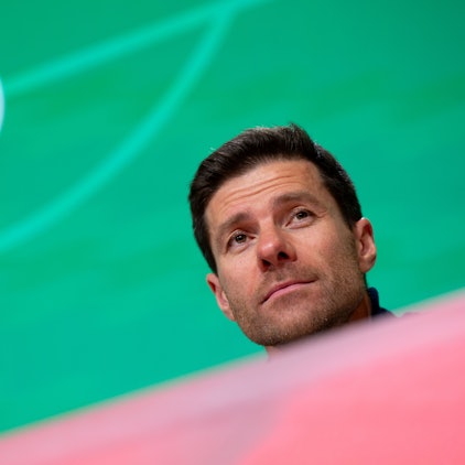 Verträumter Blick bei Xabi Alonso. Der Bayer-Star-Trainer will mit seiner Werkself abermals in DFB-Pokalfinale einziehen. Ob er von einem am Teamhotel gezündeten Feuerwerk in der Nacht vor dem Spiel geweckt wurde, ist nicht übermittelt.