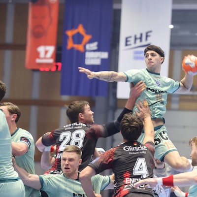 Giorgi Tskhovrebadze steigt mit dem Ball in der Hand über die Melsunger Abwehr.