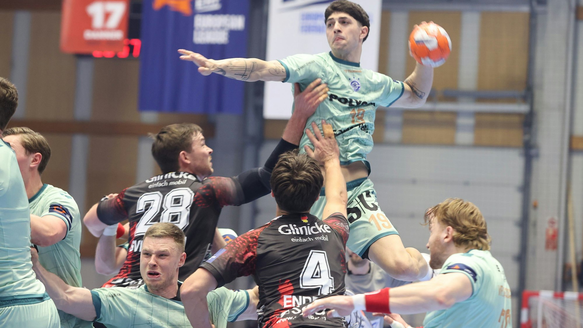 Giorgi Tskhovrebadze steigt mit dem Ball in der Hand über die Melsunger Abwehr.