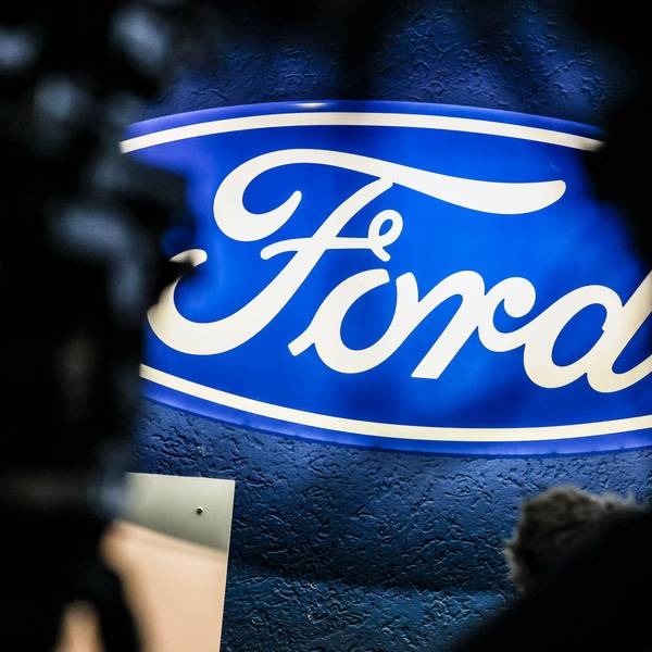 ARCHIV - 10.12.2024, Nordrhein-Westfalen, Köln: Ein beleuchtetes Firmenschild des Autobauers Ford leuchtet am Rande einer Betriebsversammlung am Standort Köln. Nach der Bekanntgabe eines weitreichenden Stellenabbaus beim Autobauer Ford in Köln sprach auch Bundeskanzler Scholz zu den Beschäftigten, von denen viele um ihre Jobs bangen. (zu dpa: «Warnstreiks bei Ford - IG Metall fordert Insolvenzschutz») Foto: Christoph Reichwein/dpa +++ dpa-Bildfunk +++