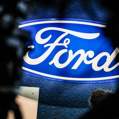 ARCHIV - 10.12.2024, Nordrhein-Westfalen, Köln: Ein beleuchtetes Firmenschild des Autobauers Ford leuchtet am Rande einer Betriebsversammlung am Standort Köln. Nach der Bekanntgabe eines weitreichenden Stellenabbaus beim Autobauer Ford in Köln sprach auch Bundeskanzler Scholz zu den Beschäftigten, von denen viele um ihre Jobs bangen. (zu dpa: «Warnstreiks bei Ford - IG Metall fordert Insolvenzschutz») Foto: Christoph Reichwein/dpa +++ dpa-Bildfunk +++