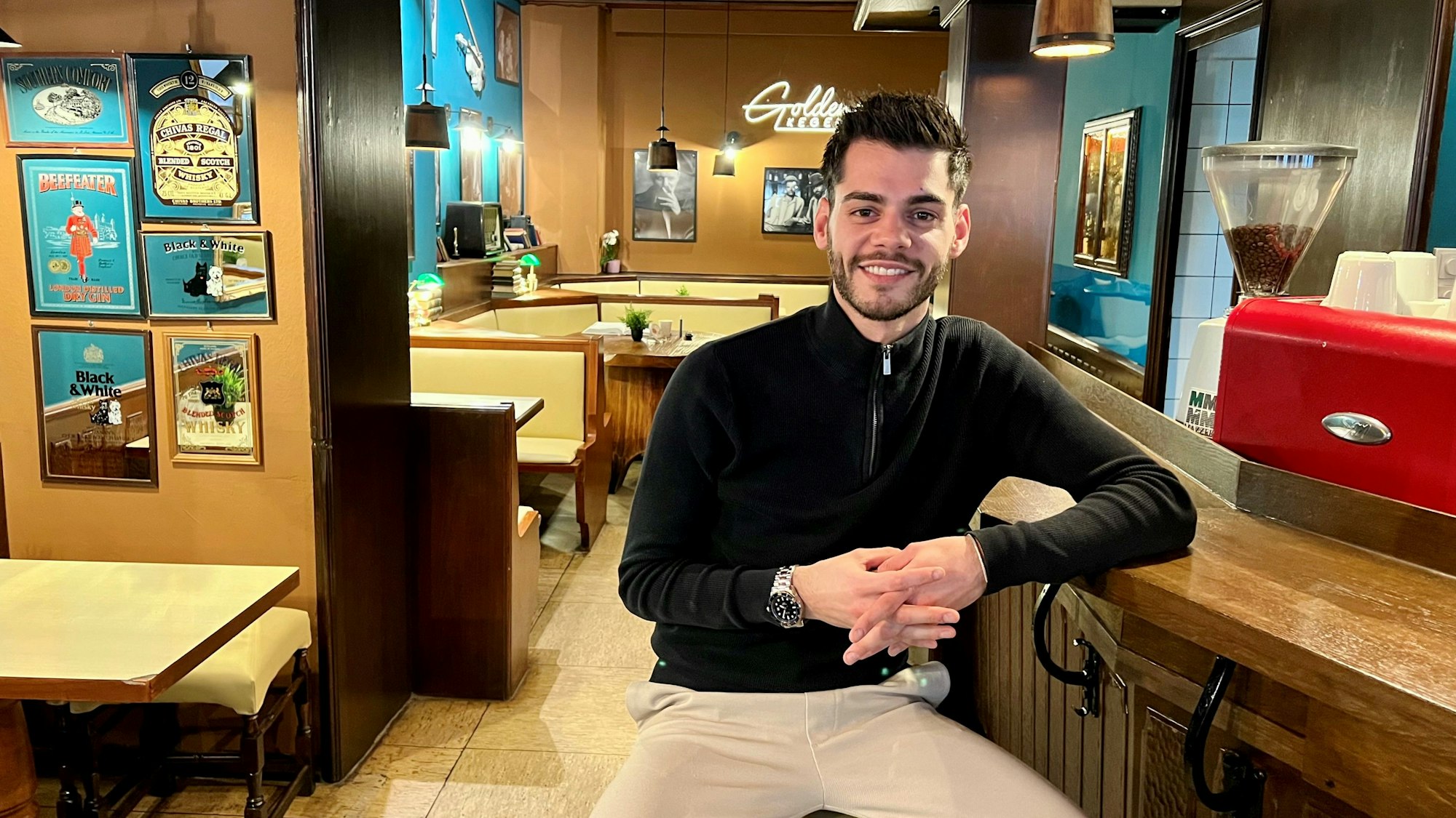 Angelo Roubas (28) ist der neue Pächter der 60 Jahre alten Traditionskneipe „Goldener Kegel" neben dem Brauhaus Stüsser im Agnesviertel