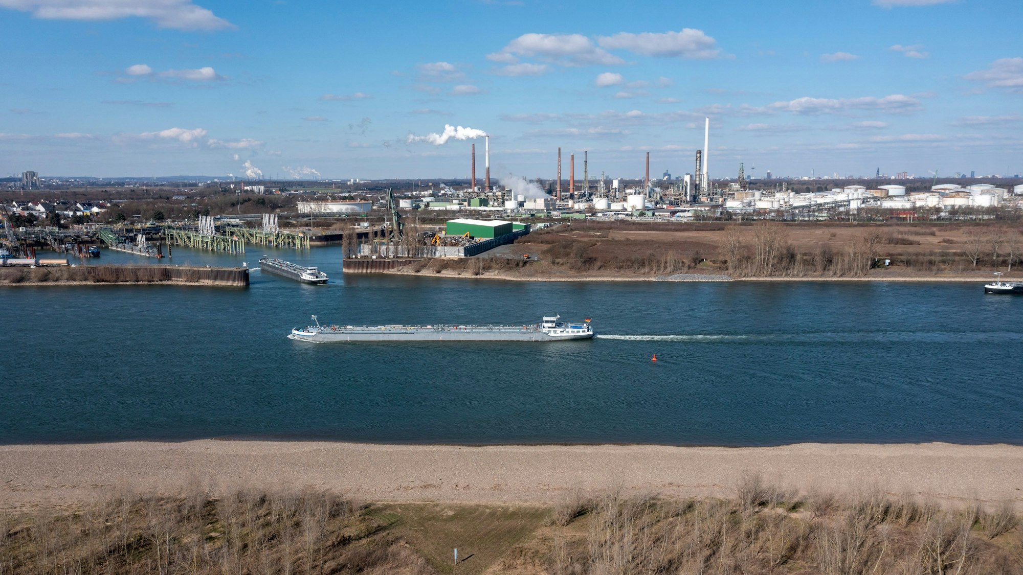 28.02.2023, Köln: Der Godorfer Hafen. Luftaufnahme mit Drohne. Foto: Uwe Weiser