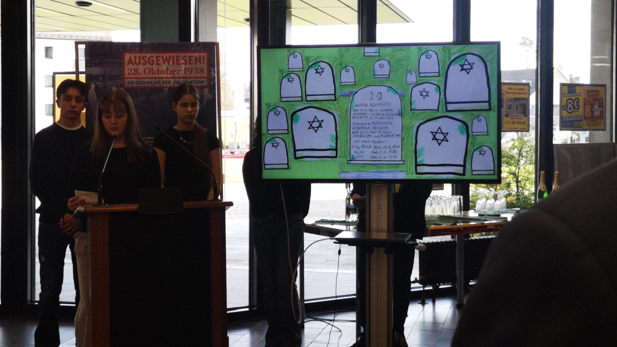 Schülerinnen und Schüler präsentieren ihre Graphic Novel zur Ausstellung. Dieses Bild beschäftigt sich mit dem Gedenkstein für die Familie Rochmann.