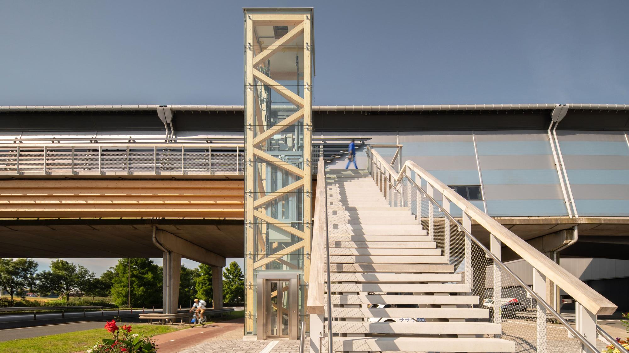 Eine Holzbrücke mit gläsernen Aufzugtürmen hat der Lohmarer Ingenieur Frank Miebach im niederländischen Aalsmeer realisiert.
