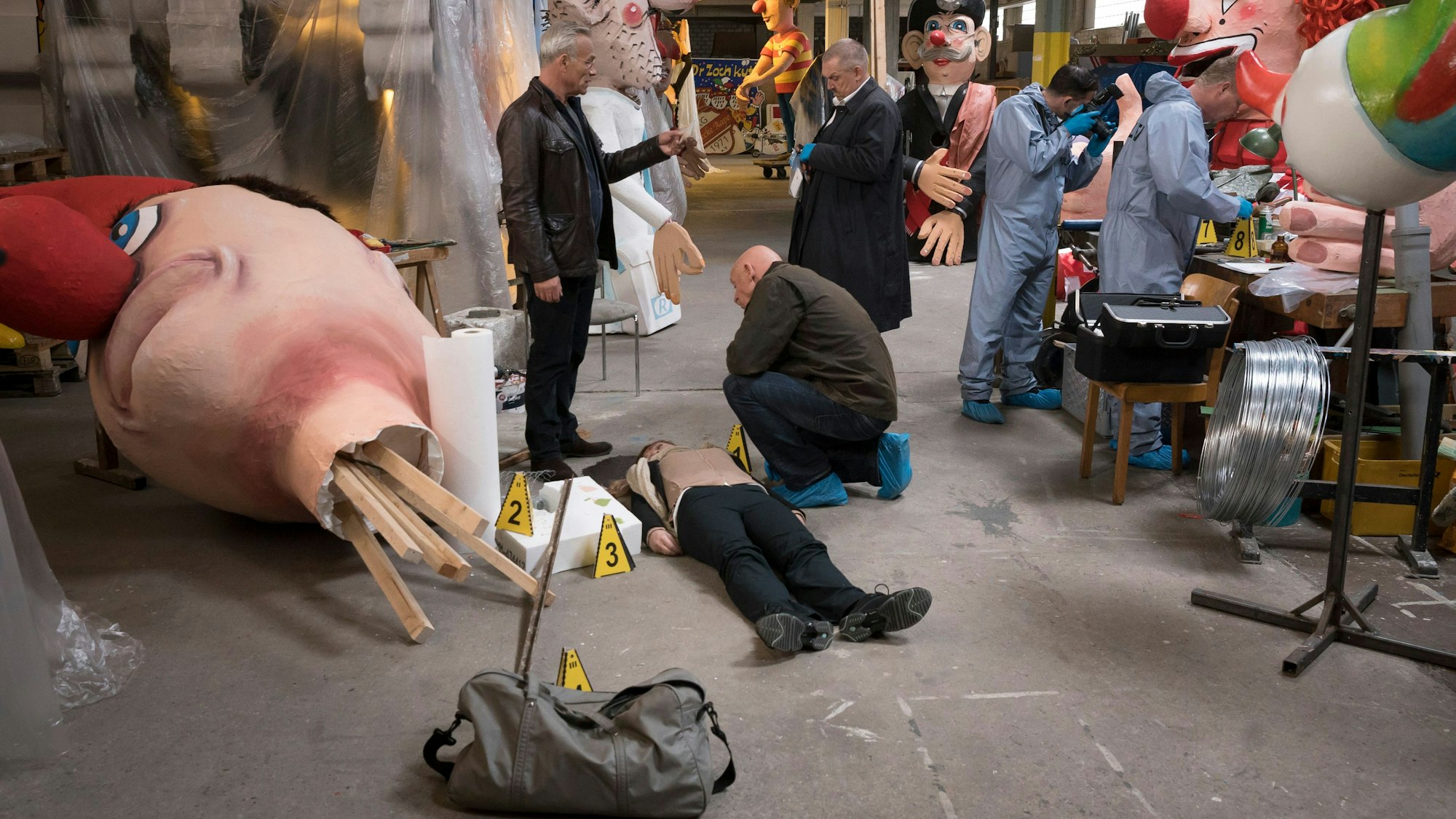 Einer der Kölner Drehorte: in der Wagenbauhalle des Festkomitees