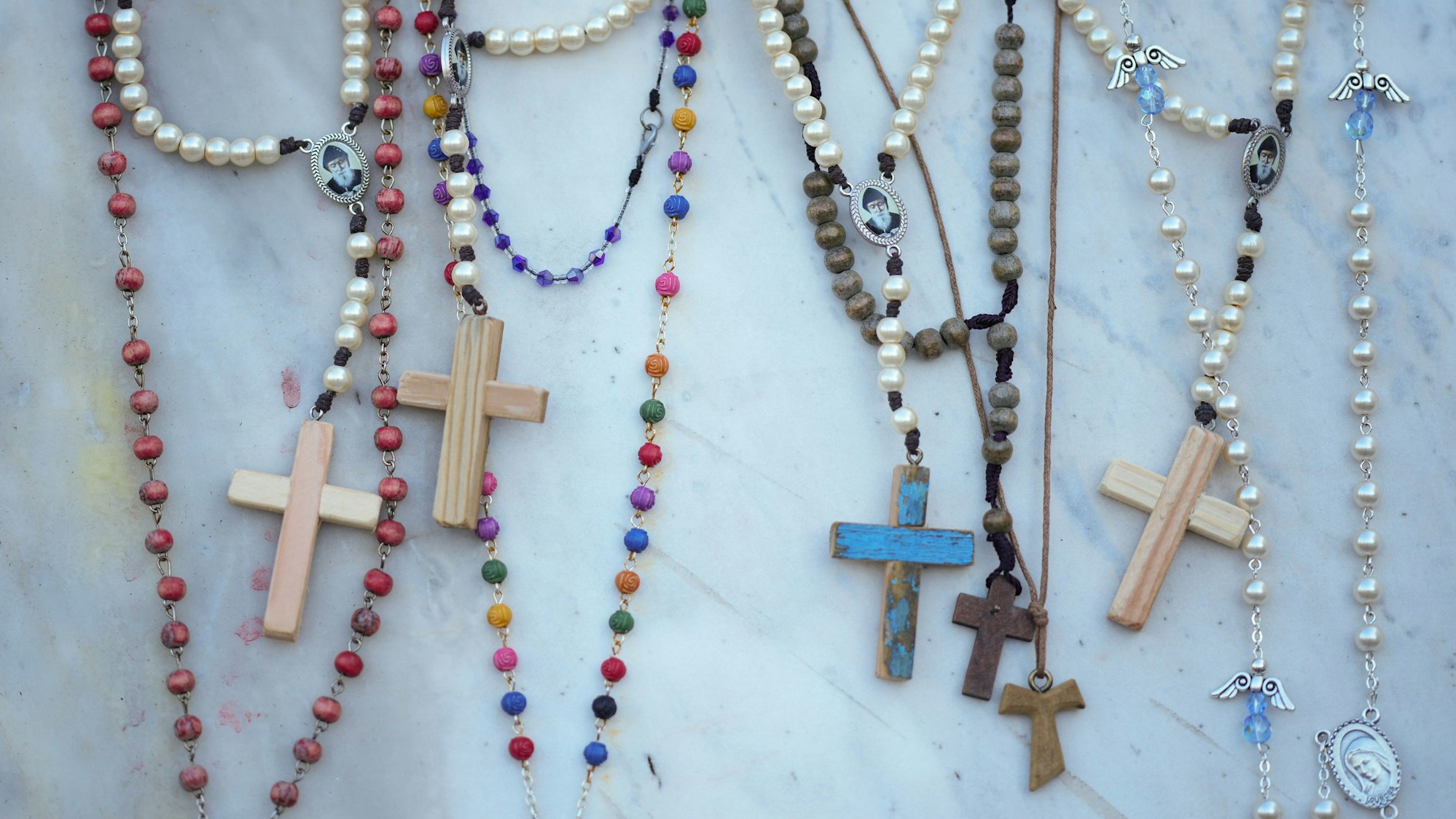 Rosenkränze wurden für Papst Franziskus vor der Poliklinik Agostino Gemelli befestigt.