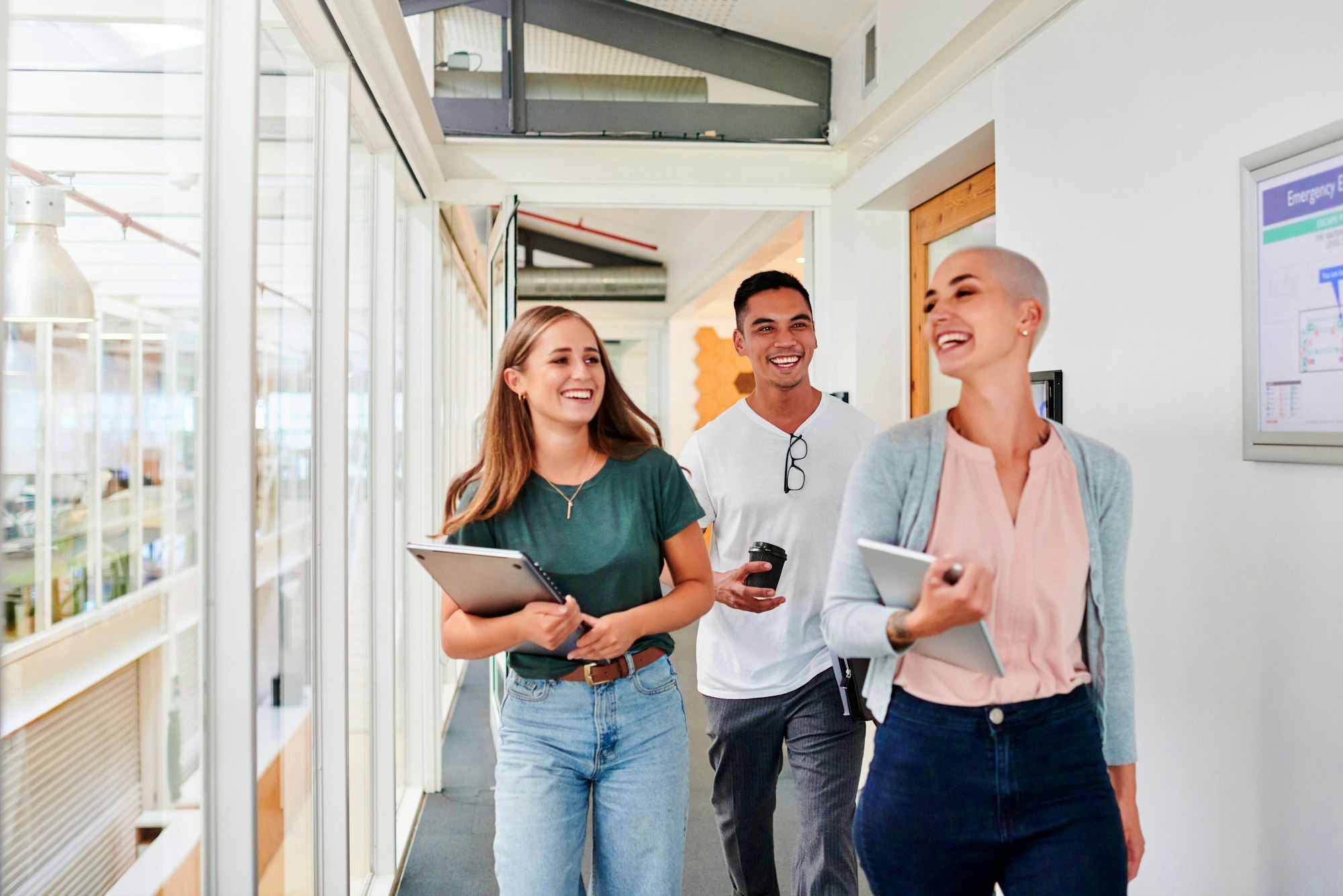 Junge Menschen gehen durch einen Korridor.