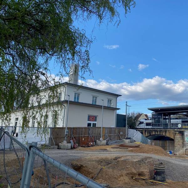 Zu sehen ist die Baustelle vor dem Brühler Bahnhof.