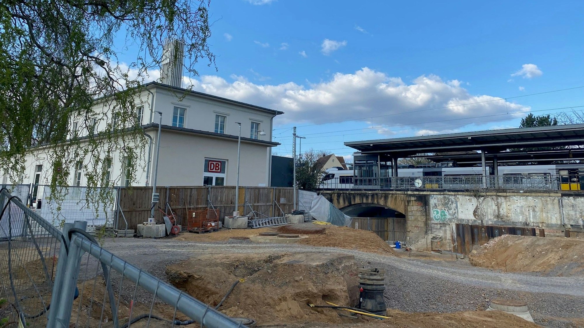 Zu sehen ist die Baustelle vor dem Brühler Bahnhof.