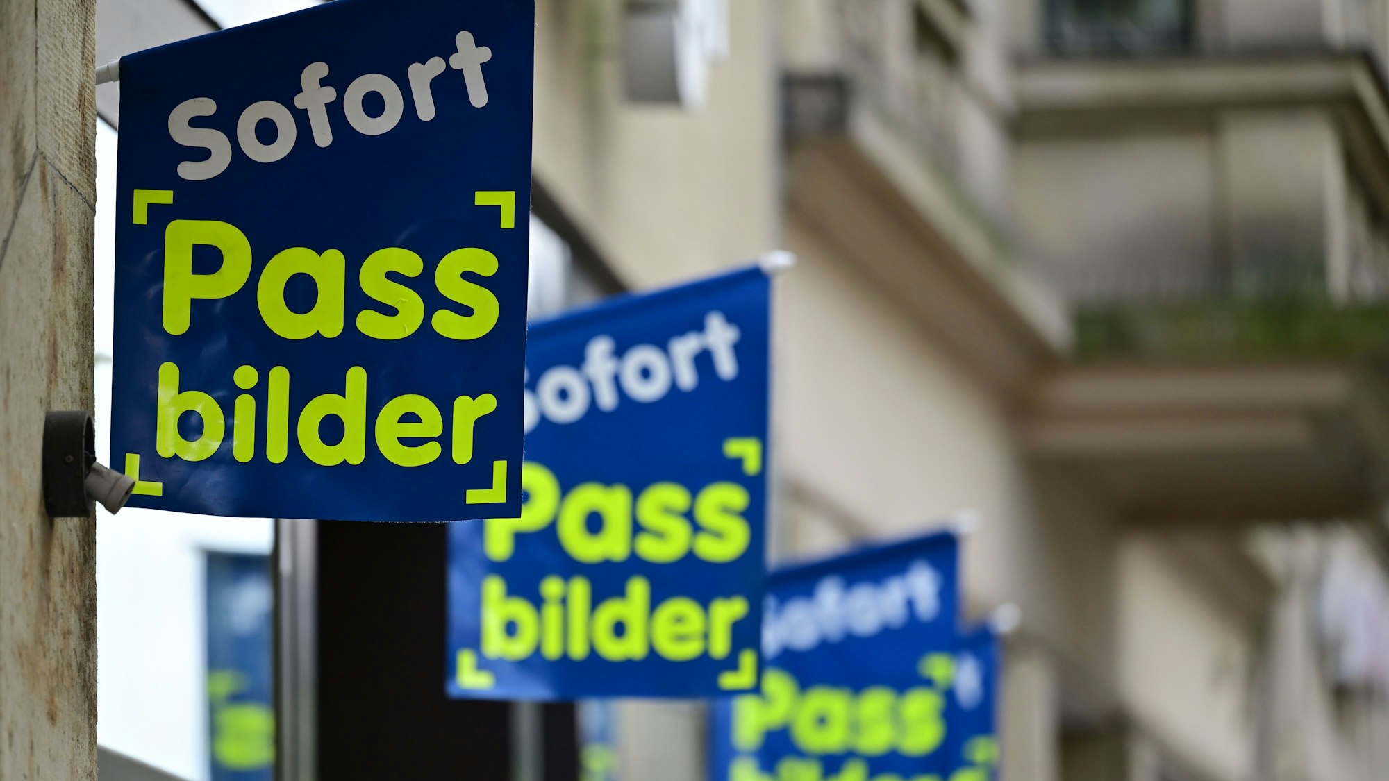 Sofort Passbilder steht auf den Fähnchen über dem Eingang eines Fotofachgeschäfts in der Erfurter Innenstadt.