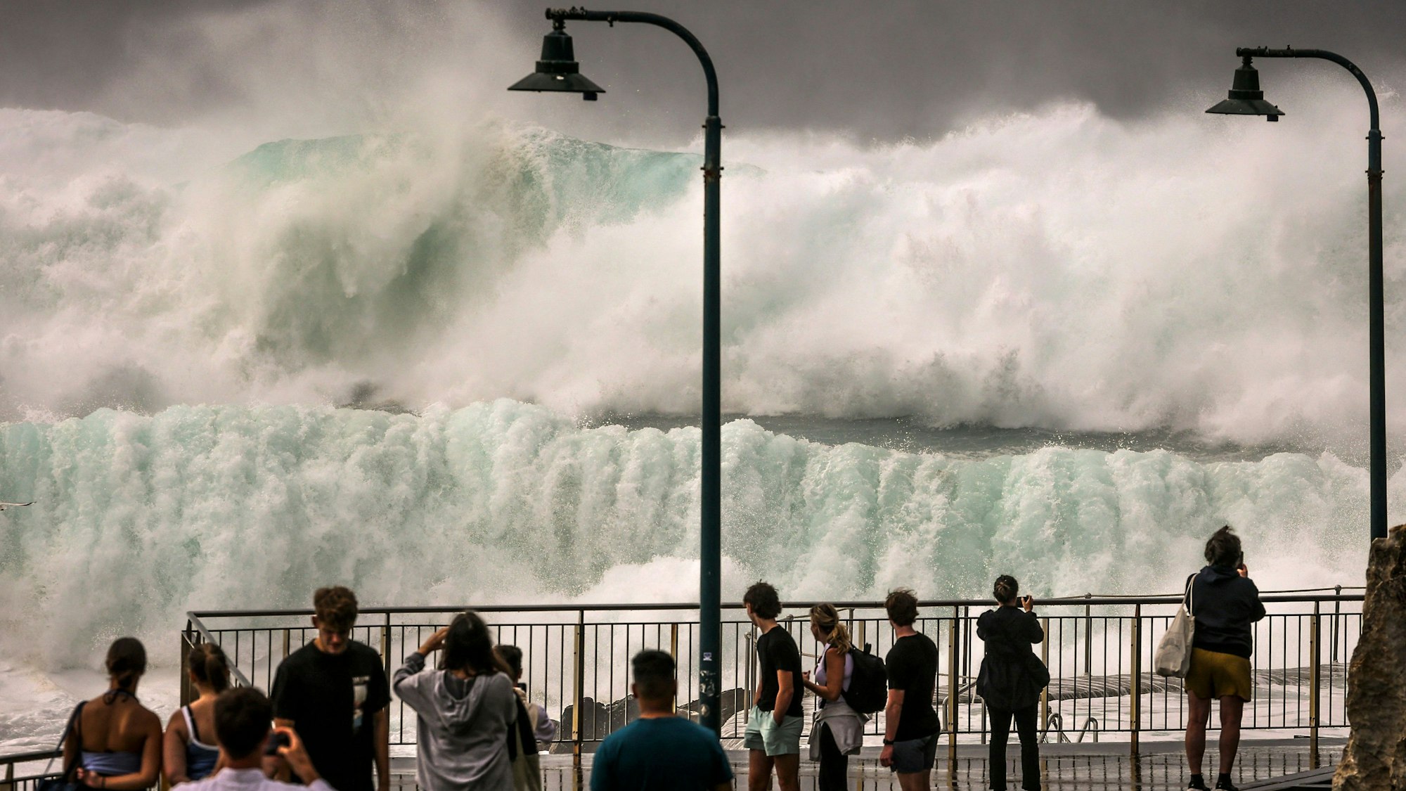 Schaulustige sehen den Wellen am Bronte Beach in Sydney zu.