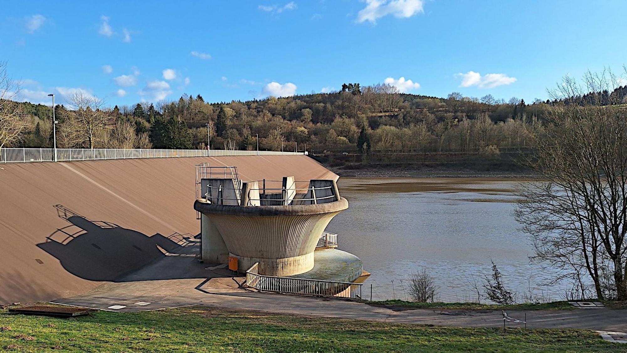 Im Kronenburger See ist sehr wenig Wasser. Links im Bild ist die Staumauer zu sehen, daneben die sogenannte Überlauf-Tulpe.